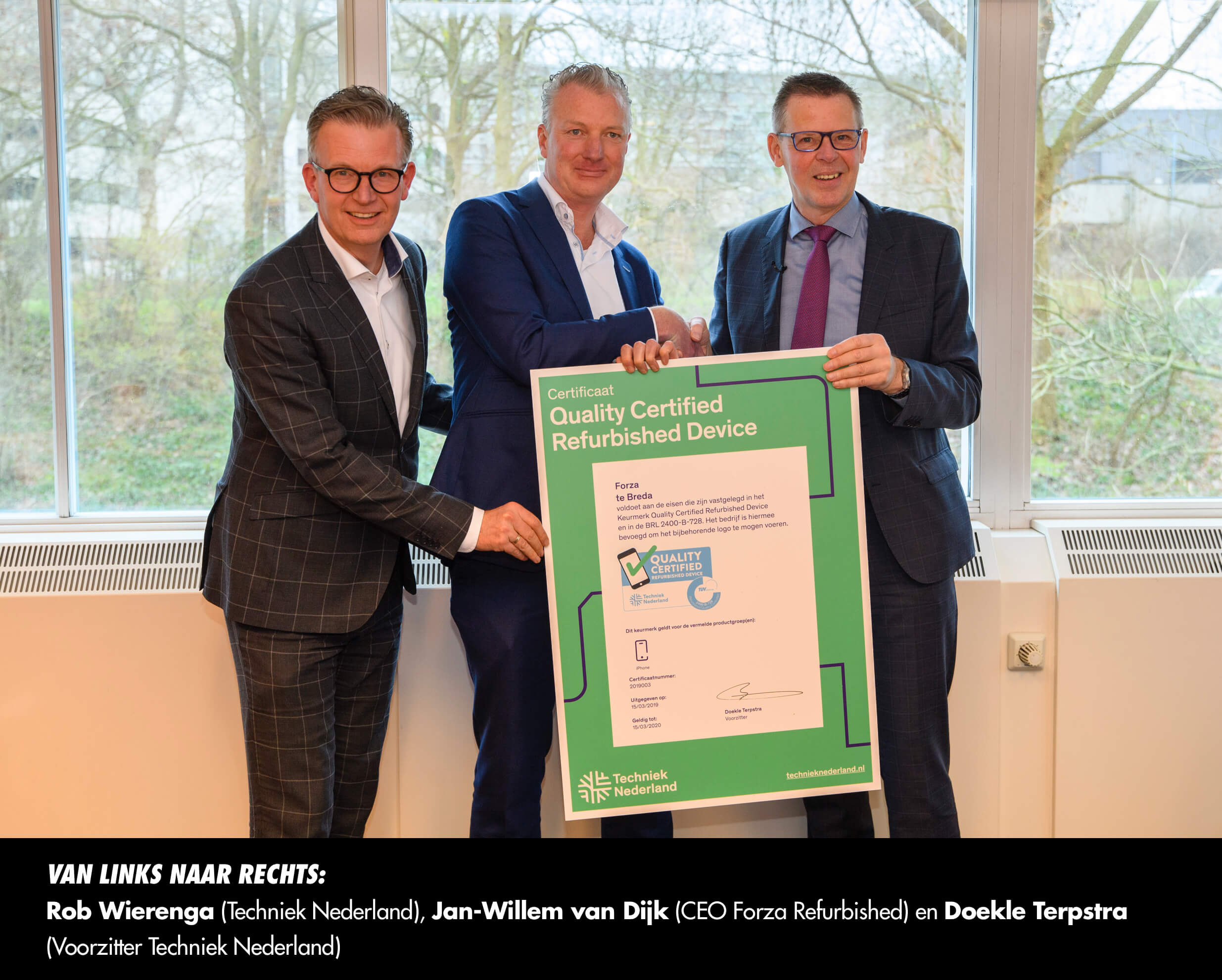 Doekle reikt certificaat uit