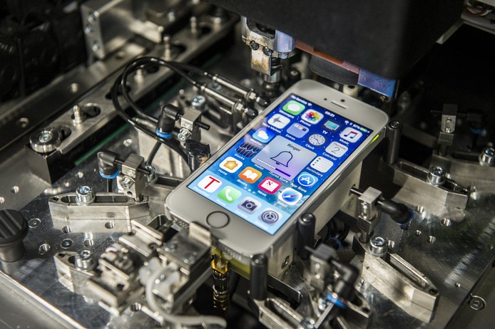 Robot controleert iPhone